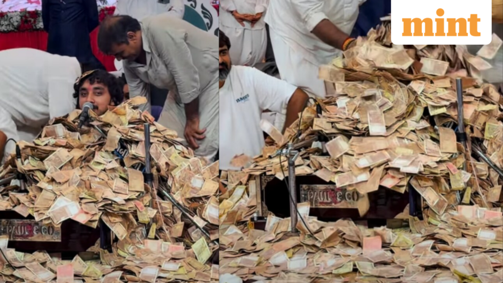 Devotees pour sacks of money on bhajan singer in Gujarat; internet says ‘hello, income tax’
