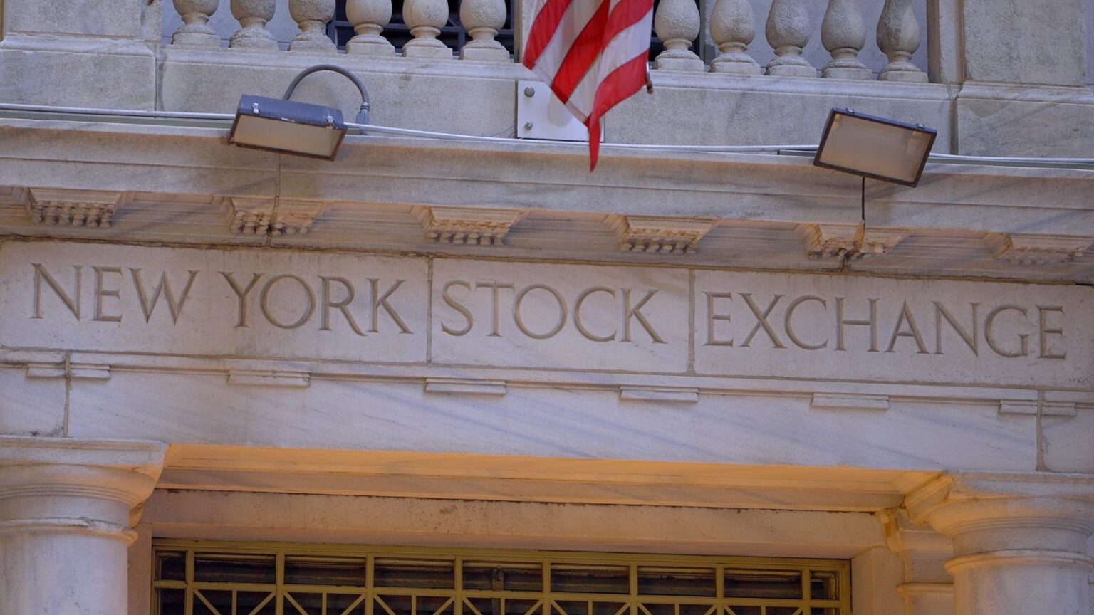 Stocks Settle Higher on Strong Tech Earnings and Economic Resilience