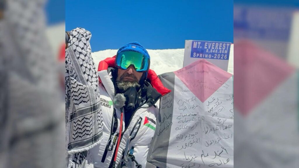Climber carries kite with Palestinian children’s dreams to Everest summit Climber carries kite with Palestinian children’s dreams to Everest summit