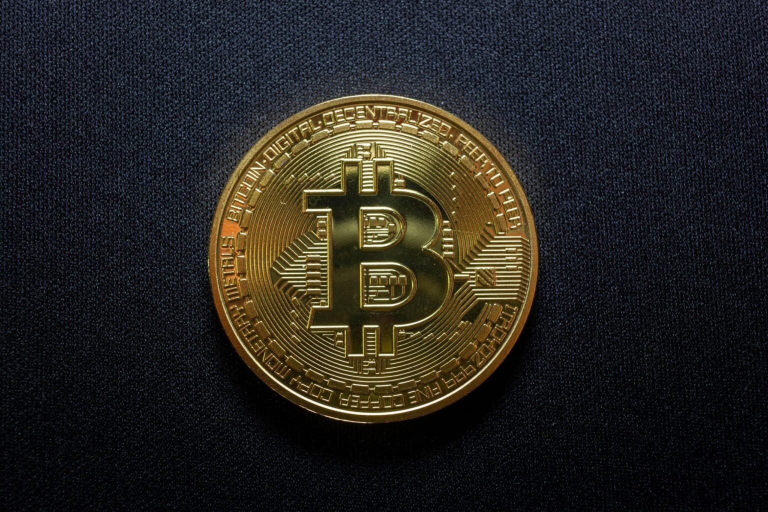 Bitcoin (BTC) Plunges Below $62K Amid Record ETF Withdrawals and $1.5B Liquidation Wave