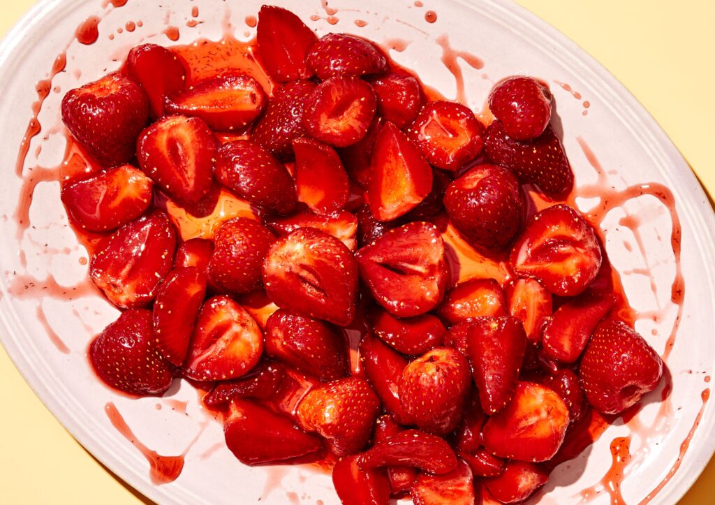 How to Macerate Strawberries With Sugar