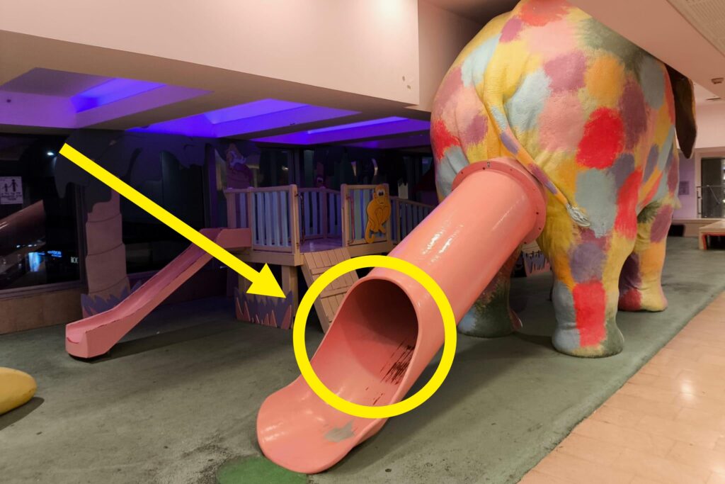 35 Real-Life Images That Perfectly Capture “Backrooms” Energy In The Most Horrific Yet Nostalgic Way 35 Real-Life Images That Perfectly Capture “Backrooms” Energy In The Most Horrific Yet Nostalgic Way