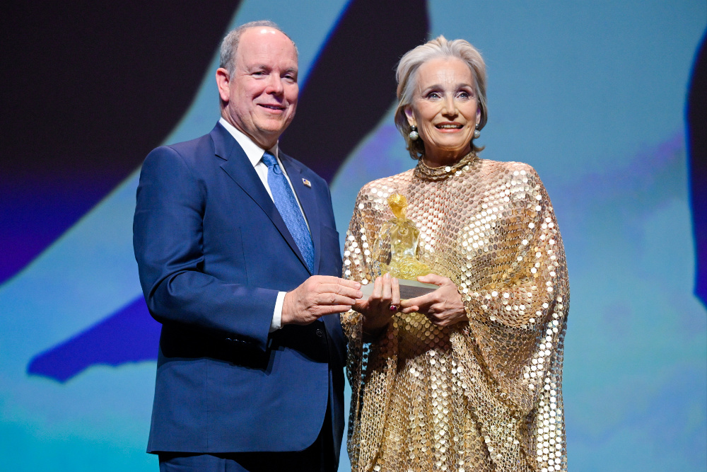 Kristin Scott Thomas Receives Crystal Nymph From Prince Albert II at Monte-Carlo Television Festival Opening Kristin Scott Thomas Receives Crystal Nymph From Prince Albert II at Monte-Carlo Television Festival Opening