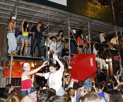 1 shot, 4 stabbed as New Yorkers celebrate Knicks championship 1 shot, 4 stabbed as New Yorkers celebrate Knicks championship
