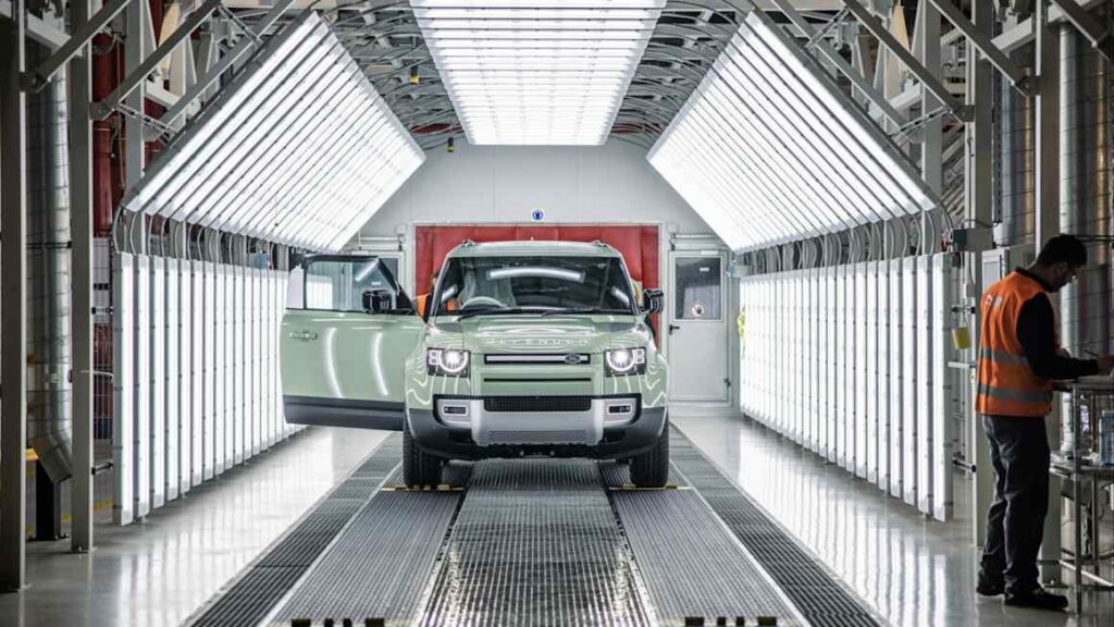 JLR to target US ‘millionaires and billionaires’ with hybrid and petrol cars
