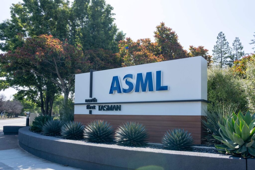 ASML Stock Falls 8% as China Export Control Bill Advances – Analysts Weigh In