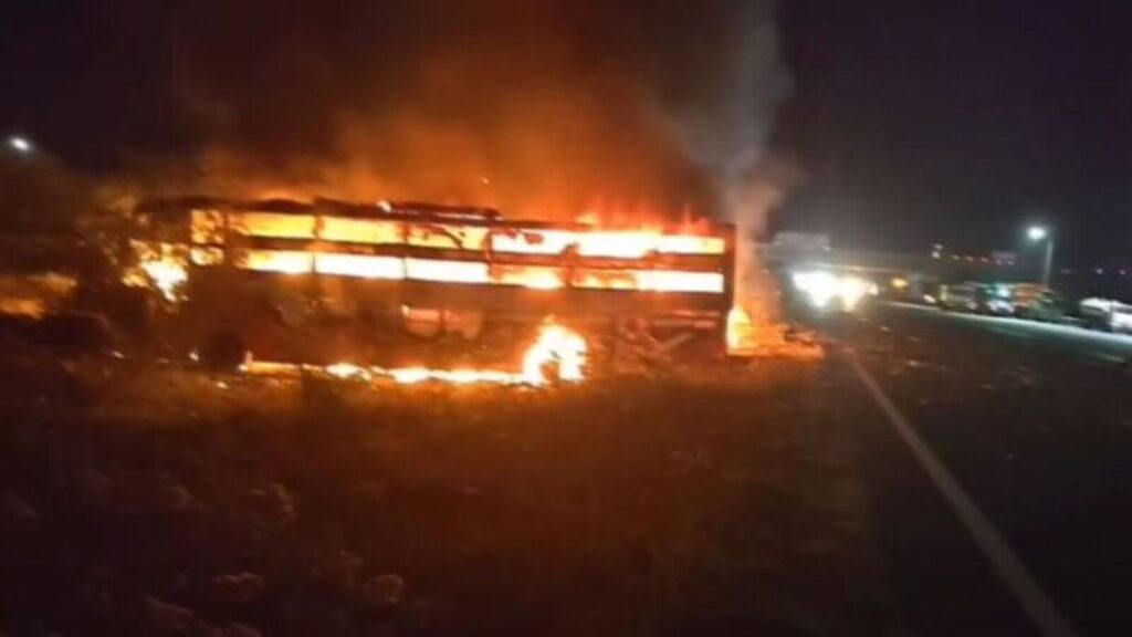 Delhi-Mumbai Expressway: 7 killed, over 15 injured as bus rams into truck, catches fire in Rajasthan’s Dausa Delhi-Mumbai Expressway: 7 killed, over 15 injured as bus rams into truck, catches fire in Rajasthan’s Dausa