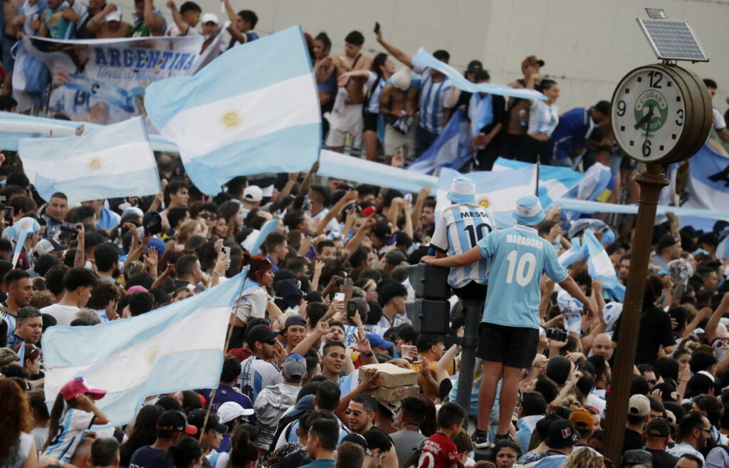 VIDEO: Argentine Fans Completely Disrespect Egyptian Supporters by Throwing Beer and Hurling Insults After Win VIDEO: Argentine Fans Completely Disrespect Egyptian Supporters by Throwing Beer and Hurling Insults After Win