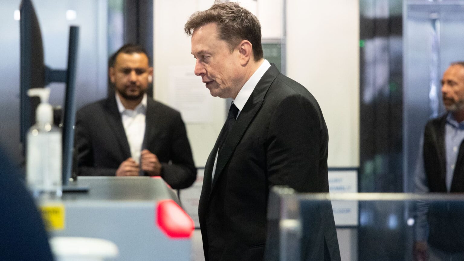 Elon Musk and Sam Altman spar on X after Apple files OpenAI lawsuit Elon Musk and Sam Altman spar on X after Apple files OpenAI lawsuit