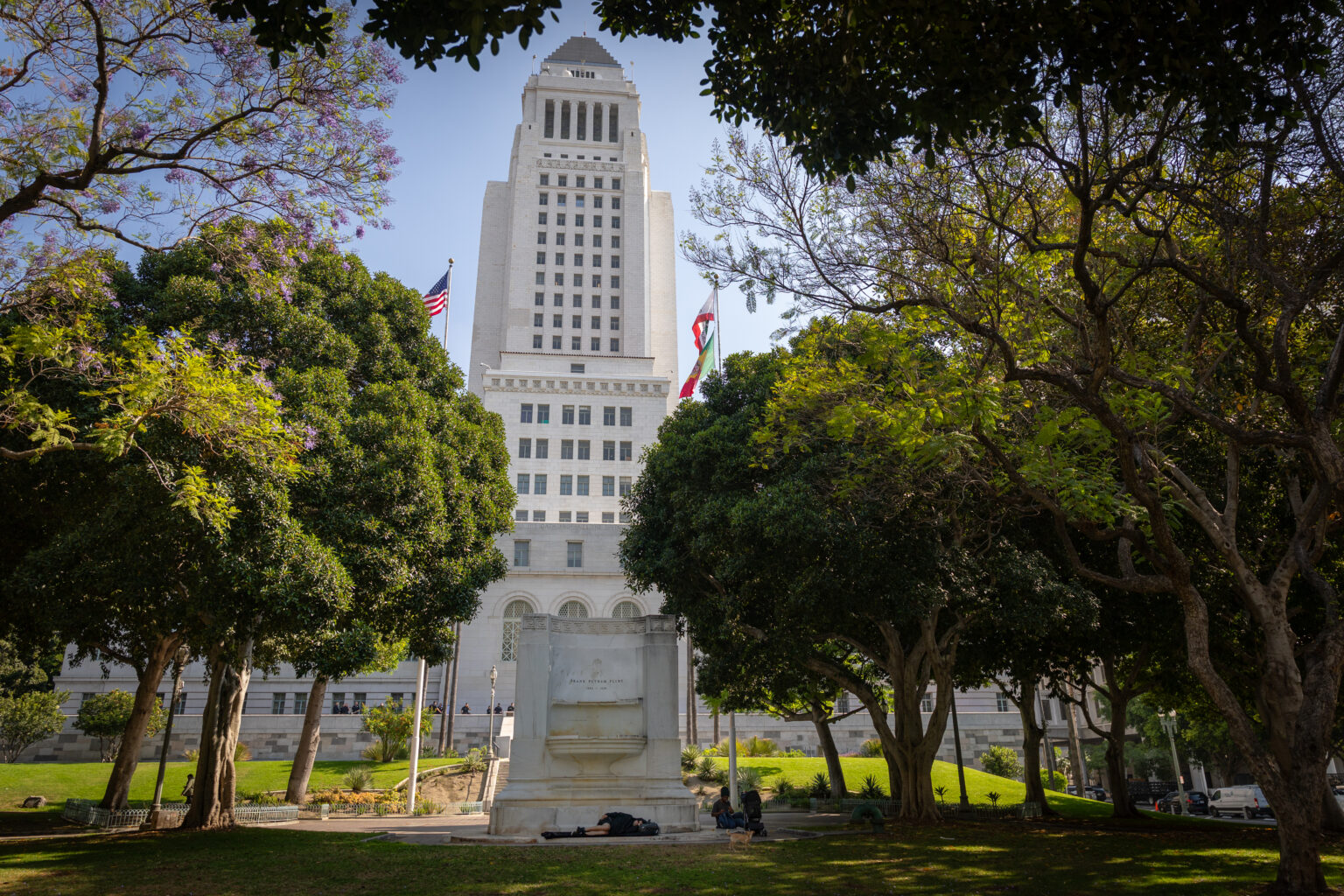 Man jumps to his death from Los Angeles City Hall