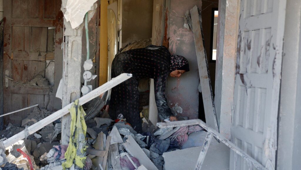 Palestinians in Gaza search through homes destroyed by Israeli strikes Palestinians in Gaza search through homes destroyed by Israeli strikes