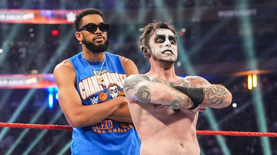 Knicks stars provide back up for WWE favorites in electric Saturday Night’s Main Event at MSG Knicks stars provide back up for WWE favorites in electric Saturday Night’s Main Event at MSG