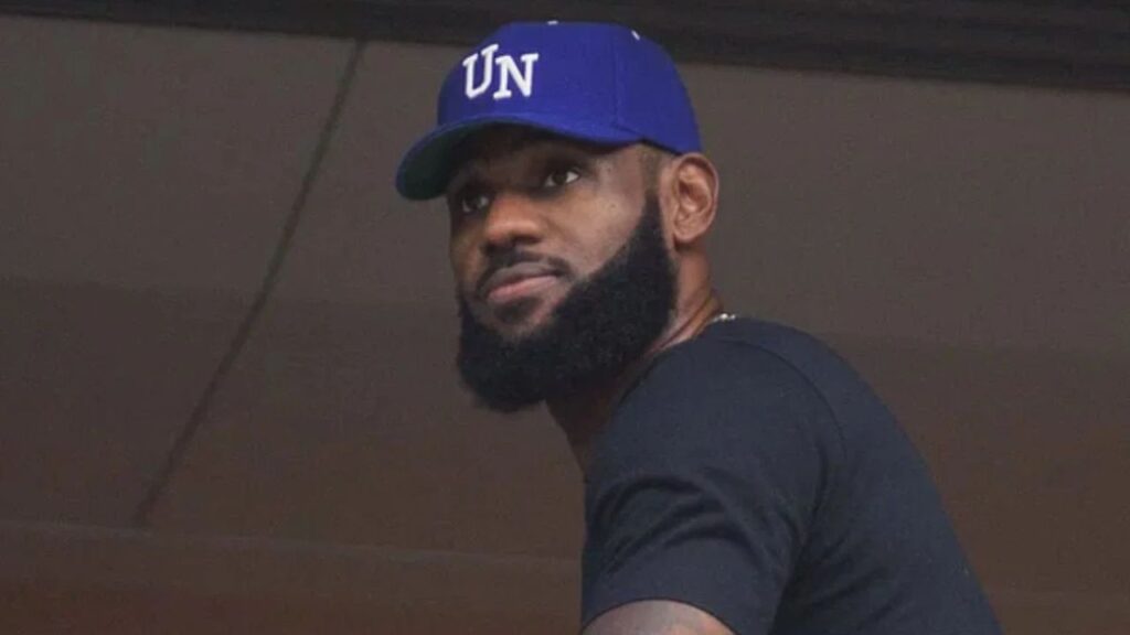 “I Only Like People That Like Me”: Donald Trump Picks Between LeBron James and Michael Jordan After Major NBA News “I Only Like People That Like Me”: Donald Trump Picks Between LeBron James and Michael Jordan After Major NBA News