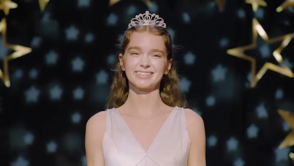 ‘Carrie’ Schools Comic-Con With Prime Video Release Date, Trailer Depicts “Cruelty” Of Modern High School, Mike Flanagan Teases “Big Surprise” ‘Carrie’ Schools Comic-Con With Prime Video Release Date, Trailer Depicts “Cruelty” Of Modern High School, Mike Flanagan Teases “Big Surprise”