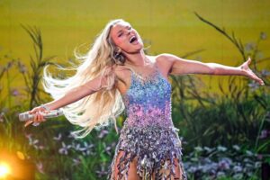 Robyn and Zara Larsson Reunite for New Collaboration ‘Talk To Me, Zara’ Robyn and Zara Larsson Reunite for New Collaboration ‘Talk To Me, Zara’