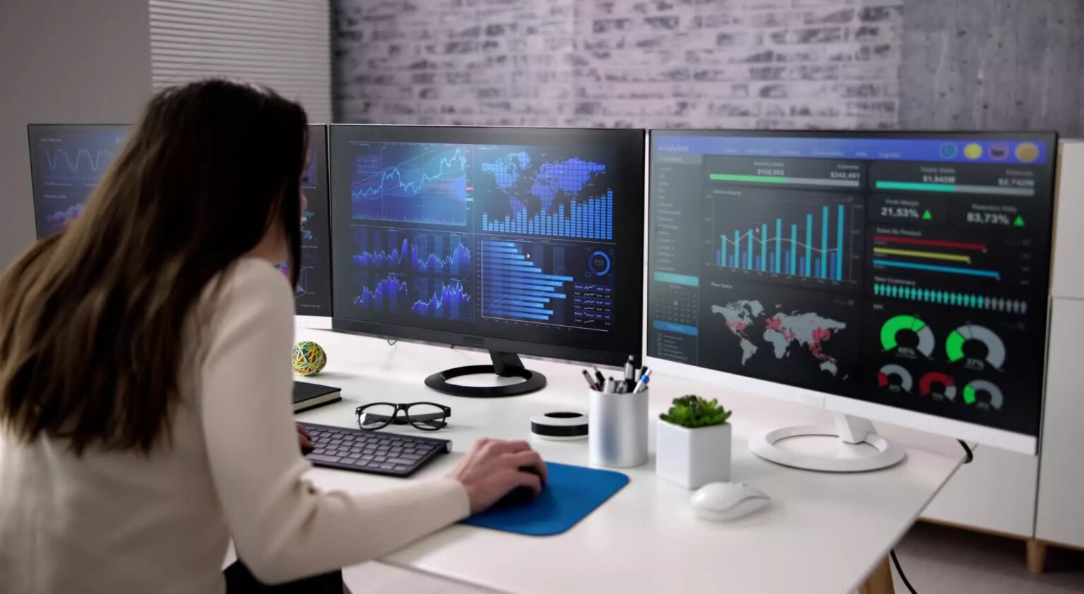 Asus’ new monitor software lets you control brightness with your voice, or just let AI do it