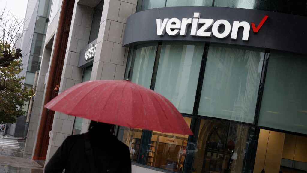 Verizon mobile service restored after outage for thousands of customers in the U.S. Verizon mobile service restored after outage for thousands of customers in the U.S.