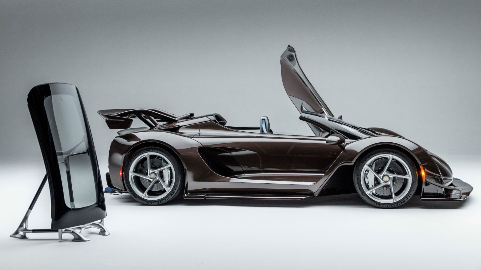 The $2,750,000, 3D-Printed Czinger 21C Spyder Makes 3,267 Pounds of Downforce—Roofless The $2,750,000, 3D-Printed Czinger 21C Spyder Makes 3,267 Pounds of Downforce—Roofless