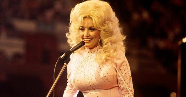 Watch: Dolly Parton Recounts Pulling Gun from Purse to Stop NYC Aggressor Watch: Dolly Parton Recounts Pulling Gun from Purse to Stop NYC Aggressor