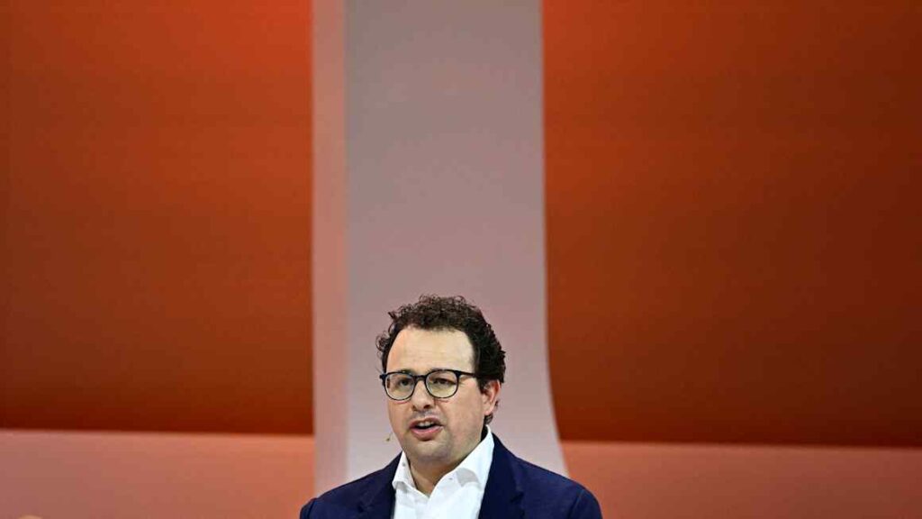 US tech stocks fall after big AI groups call for slowdown