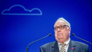 Howard Buffett to succeed father as Berkshire Hathaway chair