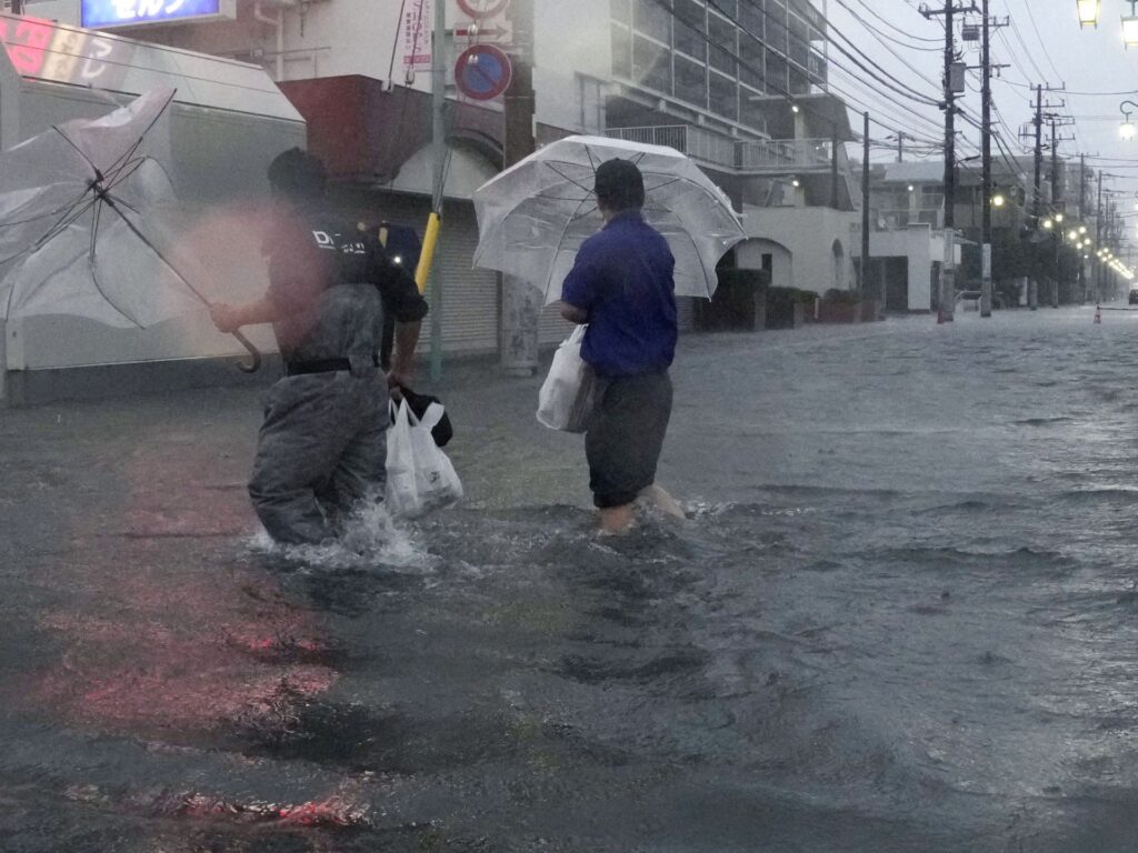 Typhoon Dujuan kills two in Japan, causes travel chaos near Tokyo