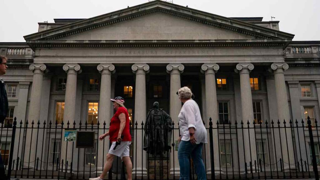 US bond sell-off pushes long-term yields to highest since 2004