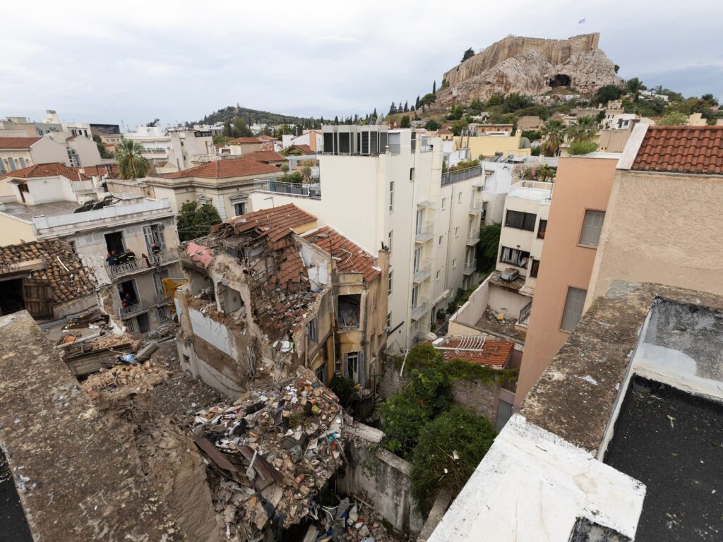 Four American tourists among 6 killed in suspected gas leak blast in Athens Four American tourists among 6 killed in suspected gas leak blast in Athens