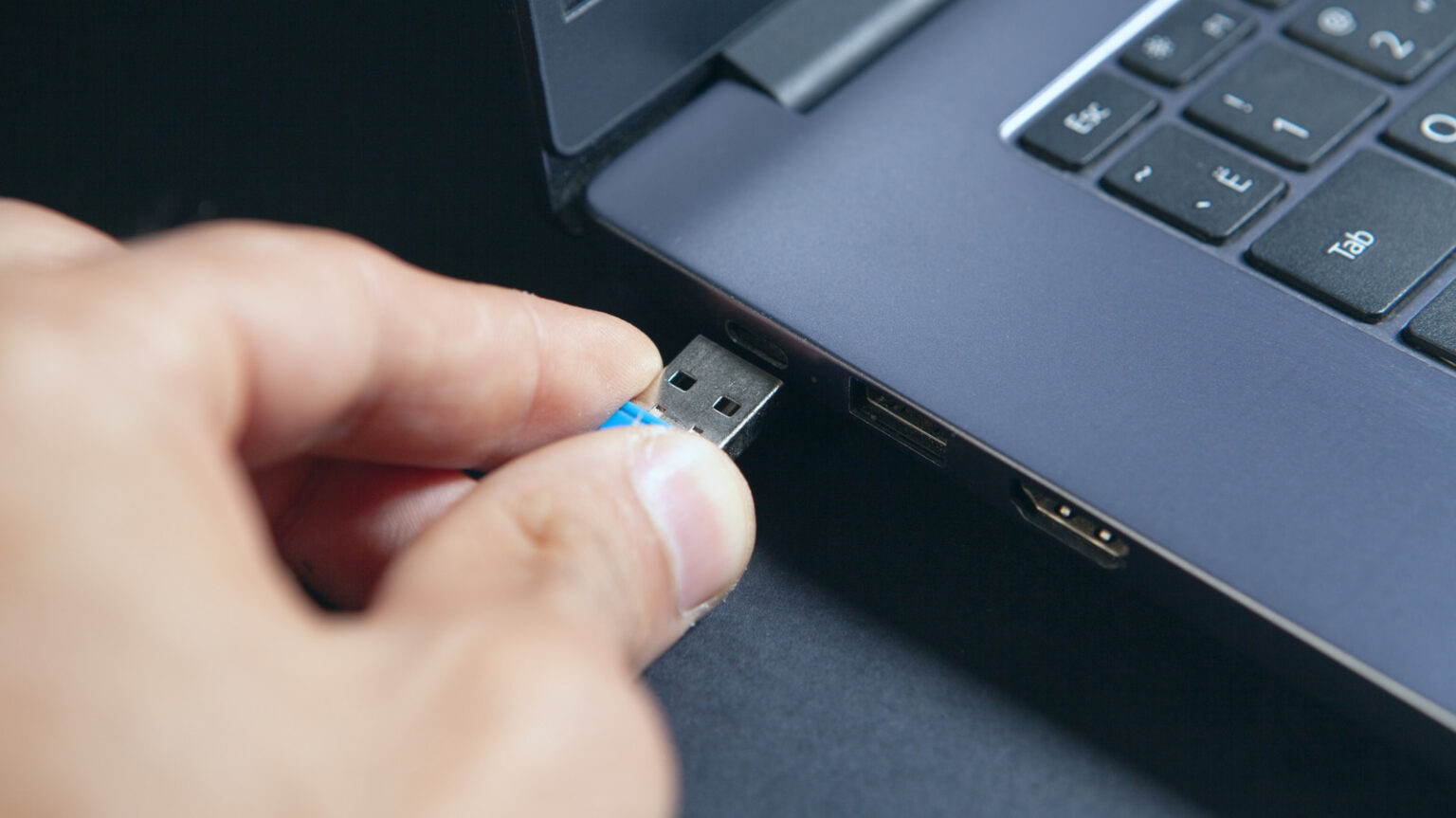 5 Of The Slimmest USB Flash Drives You Can Buy