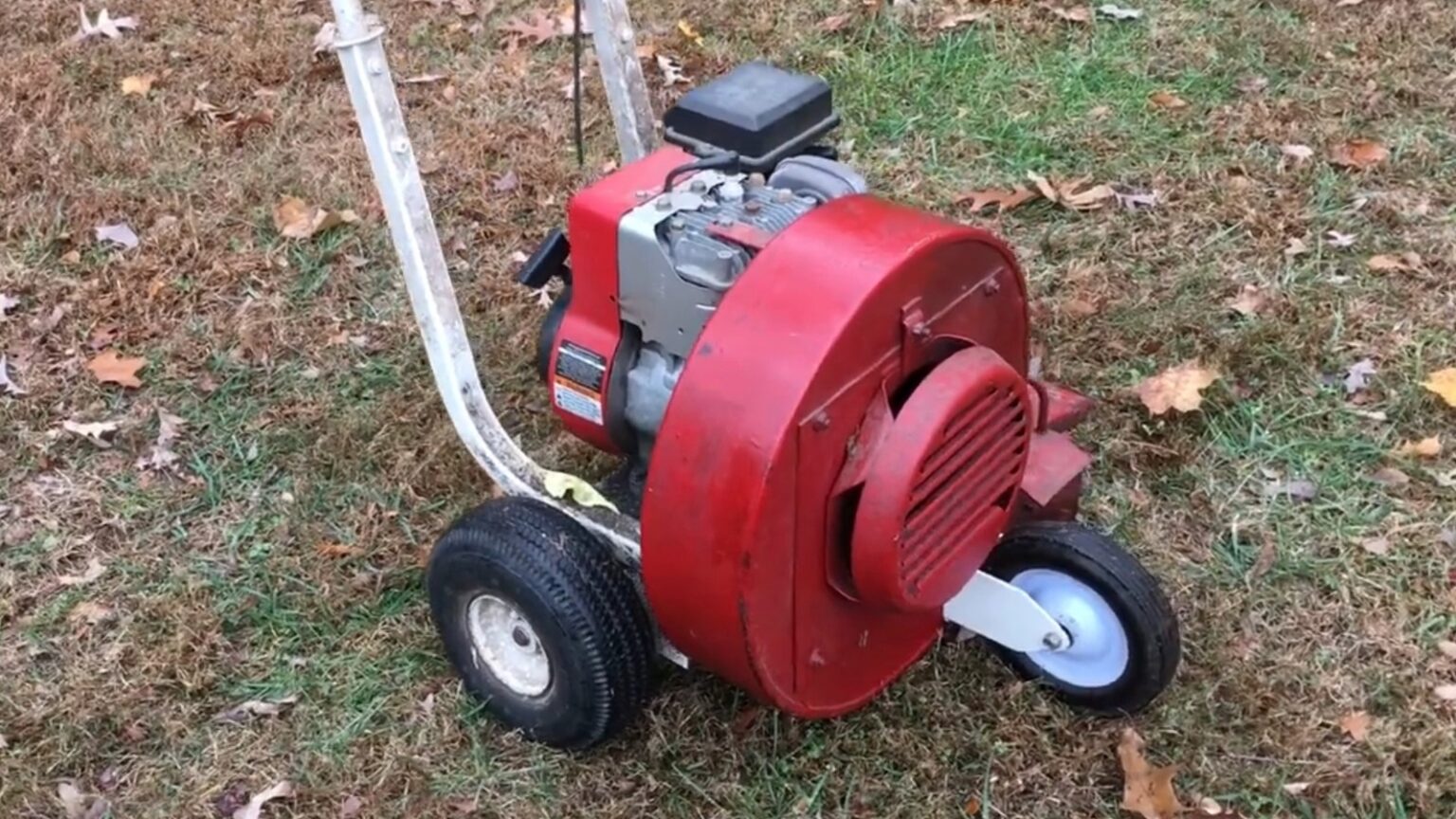 Some Leaf Blowers From The ’70s Would Be Unrecognizable To Young People Today