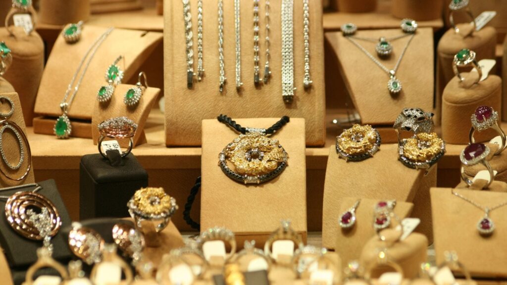 Gold faces second weekly fall as US jobs data puts Fed rate path in focus