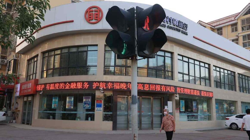 China closes hundreds of banks to bolster financial system
