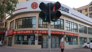 China closes hundreds of banks to bolster financial system