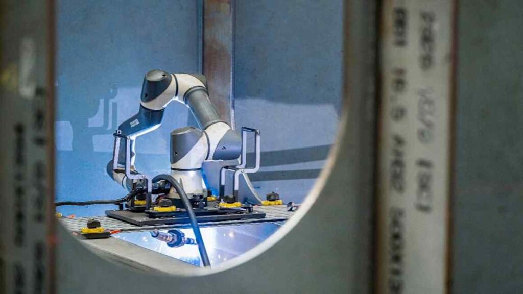 Japanese and Korean shipbuilders deploy robots to take on China