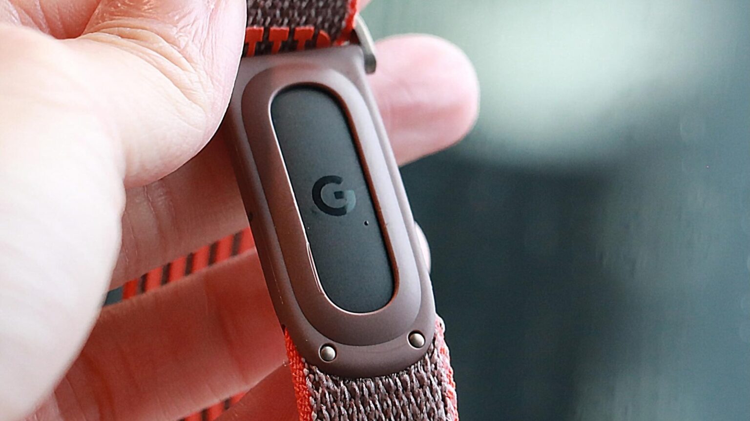 Google’s Fitbit Edge leaks out with a screen and Pixel 11 colors