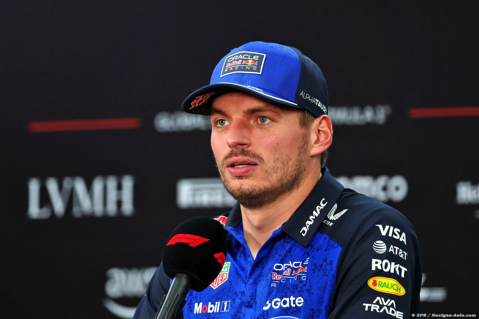 Verstappen veut ‘garder les pieds sur terre’ après la victoire de Red Bull