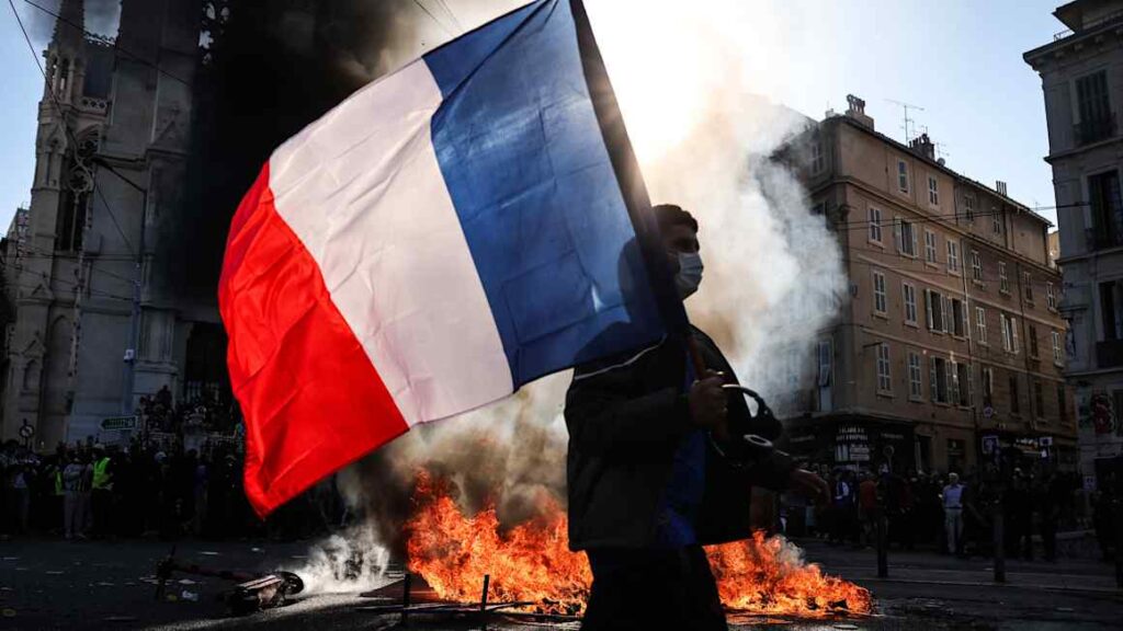 French bond sell-off intensifies after riots and looting