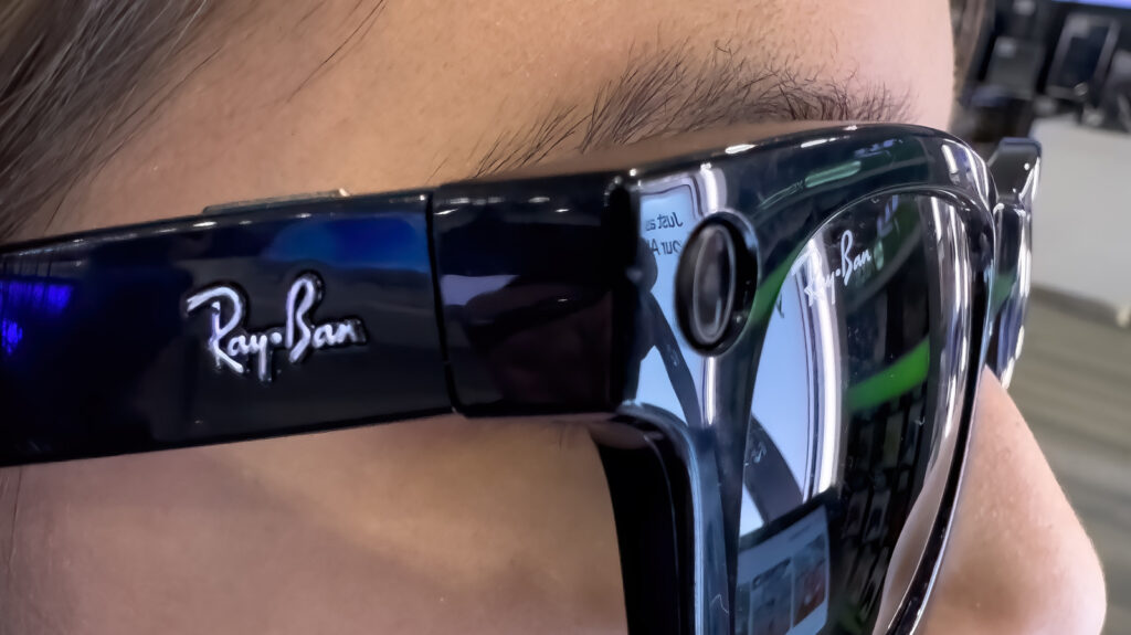The best ways to tell if someone is using AI glasses The best ways to tell if someone is using AI glasses