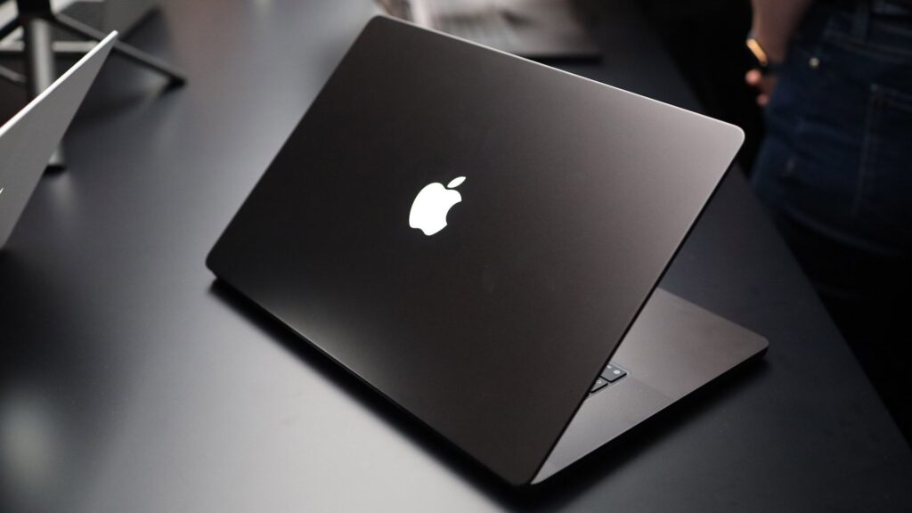 Here’s the secret behind the return of the illuminated Apple logo on the back of the new touchscreen MacBook Pro Here’s the secret behind the return of the illuminated Apple logo on the back of the new touchscreen MacBook Pro
