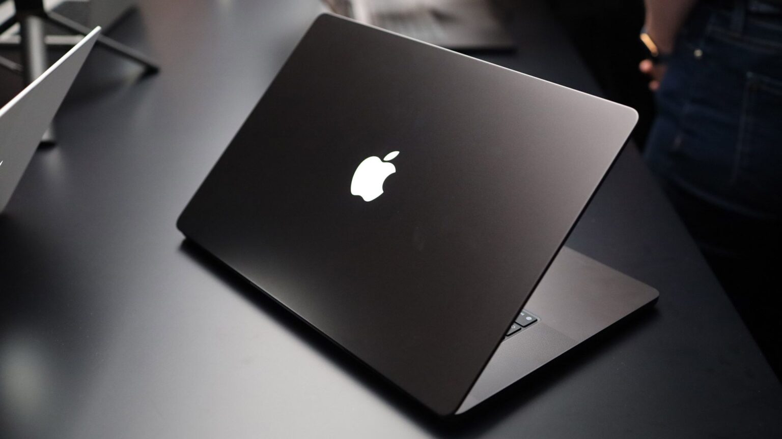 Here’s the secret behind the return of the illuminated Apple logo on the back of the new touchscreen MacBook Pro Here’s the secret behind the return of the illuminated Apple logo on the back of the new touchscreen MacBook Pro