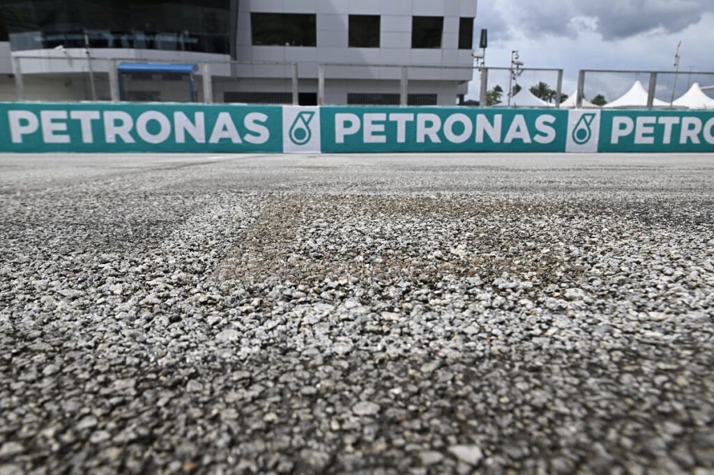 MotoGP riders say Sepang tarmac completely “destroyed”: “It’s like a motocross track”